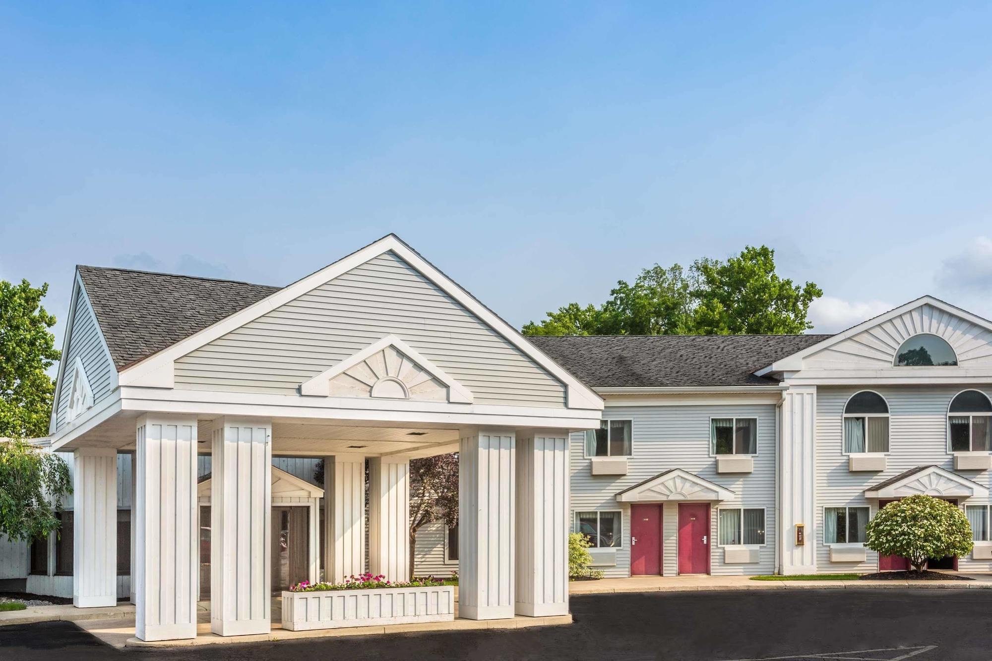 Days Inn By Wyndham Tiffin Exterior photo